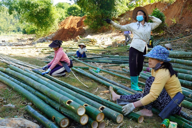 Cả bản chặt luồng, dựng cầu vượt sông lên rẫy- Ảnh 2.
