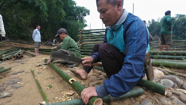 Cả bản chặt luồng, dựng cầu vượt sông lên rẫy- Ảnh 4.