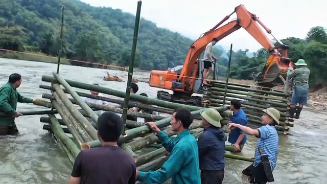 Cả bản chặt luồng, dựng cầu vượt sông lên rẫy- Ảnh 6.