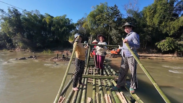 Cả bản chặt luồng, dựng cầu vượt sông lên rẫy- Ảnh 1.
