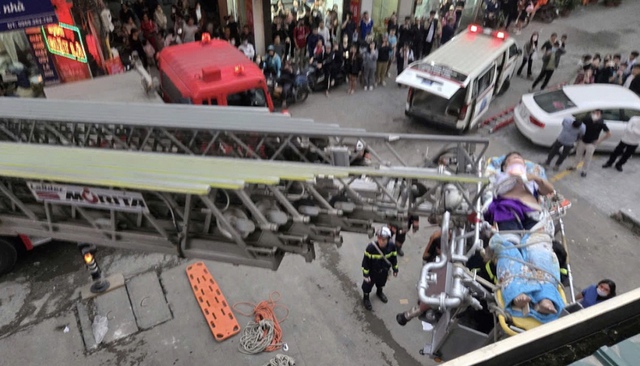 Rơi từ tầng cao chung cư xuống mái tôn, cháu bé thoát chết 'kỳ diệu' - Ảnh 1. Rơi từ tầng cao chung cư xuống mái tôn, cháu bé thoát chết 'kỳ diệu' - Ảnh 1.