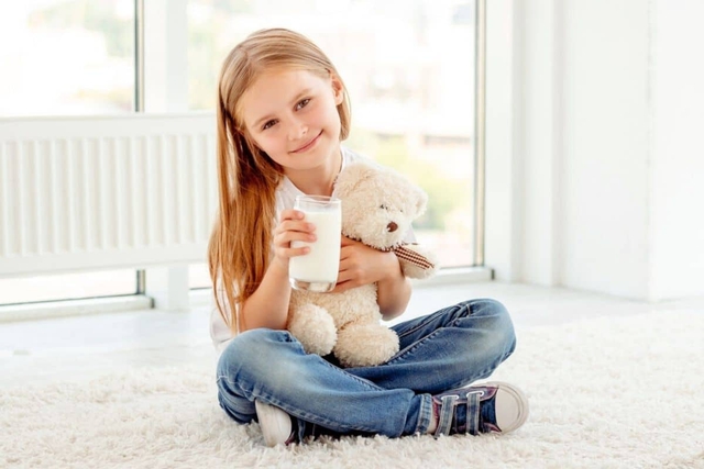 Uống sữa buổi tối sai cách: Tưởng giúp con cao lớn nhưng lại là sai lầm số 1 gây hại răng - Ảnh 1.