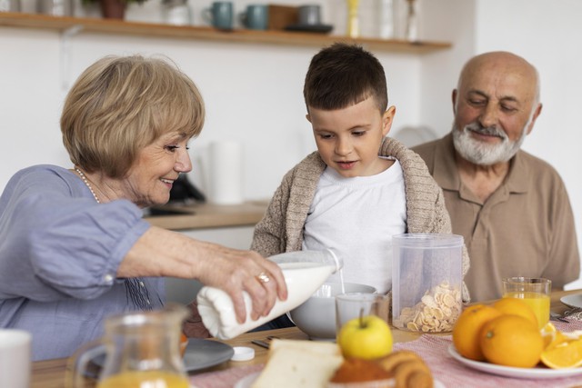 Người già uống sữa thế nào để vừa khỏe, vừa ngủ ngon?- Ảnh 1. Người già uống sữa thế nào để vừa khỏe, vừa ngủ ngon?- Ảnh 1.