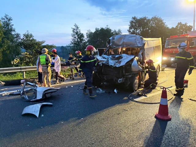 Tai nạn trên cao tốc Đà Nẵng – Quảng Ngãi, 3 người chết, 10 người bị thương- Ảnh 1. Tai nạn trên cao tốc Đà Nẵng – Quảng Ngãi, 3 người chết, 10 người bị thương- Ảnh 1.