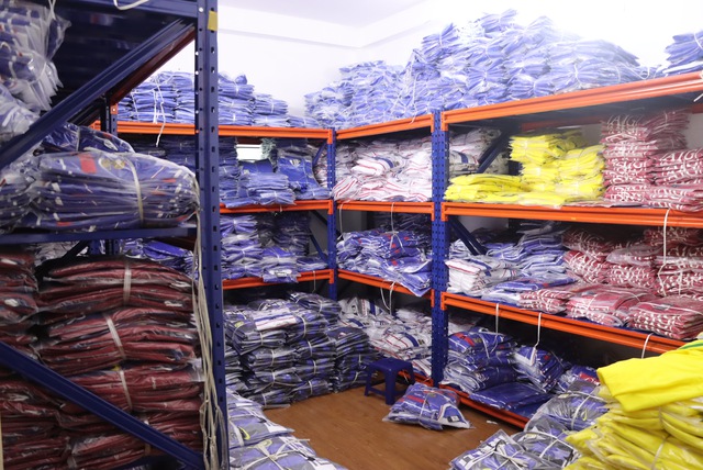 Phát hiện cửa hàng bán quần áo thể thao không đăng ký kinh doanh, có hàng nghìn sản phẩm nghi giả nhãn hiệu- Ảnh 1. Phát hiện cửa hàng bán quần áo thể thao không đăng ký kinh doanh, có hàng nghìn sản phẩm nghi giả nhãn hiệu- Ảnh 1.