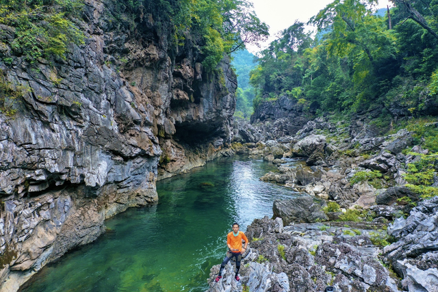 Cơ duyên tìm ra hồ nước bí ẩn treo trên vách hang động ở vùng núi đá vôi hàng trăm triệu năm tuổi- Ảnh 1.