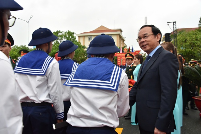 Hàng nghìn thanh niên TPHCM phấn khởi lên đường nhập ngũ- Ảnh 1.