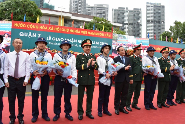 Hàng nghìn thanh niên TPHCM phấn khởi lên đường nhập ngũ- Ảnh 2.