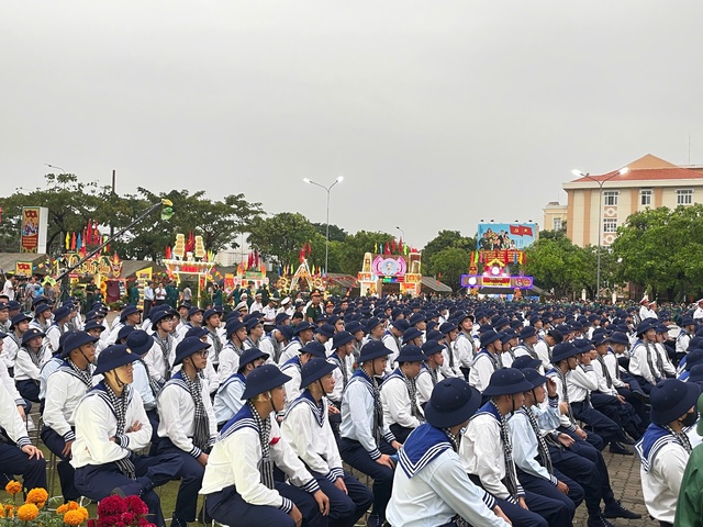 Hàng nghìn thanh niên TPHCM phấn khởi lên đường nhập ngũ- Ảnh 9.