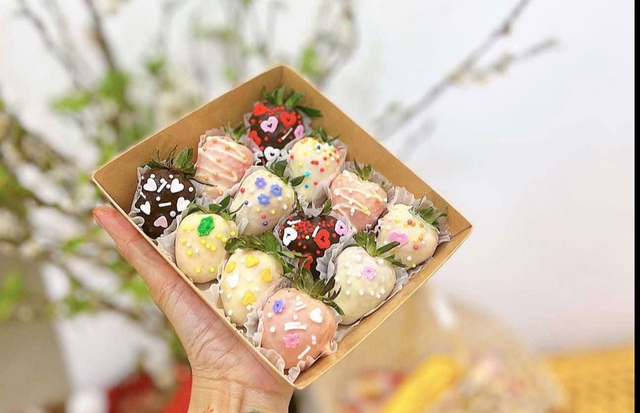 Dâu tây phủ chocolate 'hút' giới trẻ ngày Valentine- Ảnh 6.