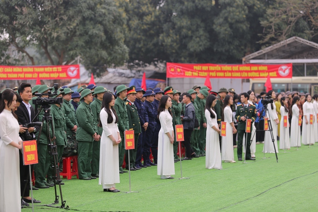 Tân binh Nghệ An hồ hởi lên đường nhập ngũ- Ảnh 1.