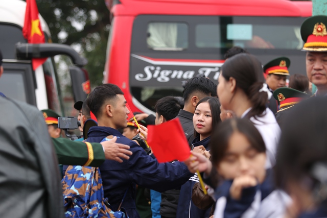 Tân binh Nghệ An hồ hởi lên đường nhập ngũ- Ảnh 4.