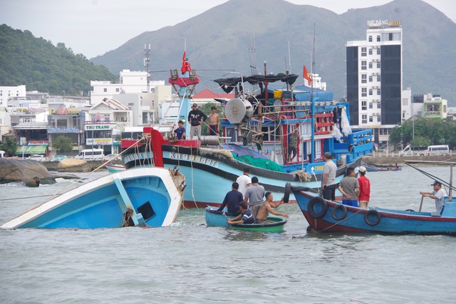 Tàu cá Tấn Tèo chìm trên biển Nha Trang, còn một ngư dân mất tích- Ảnh 1.