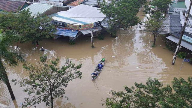 Mưa lớn dị thường ở miền Trung khiến 48 điểm có nguy cơ lũ quét, sạt lở đất- Ảnh 2.