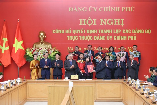 Thủ tướng Phạm Minh Chính trao Quyết định thành lập 15 đảng bộ trực thuộc Đảng ủy Chính phủ- Ảnh 2.