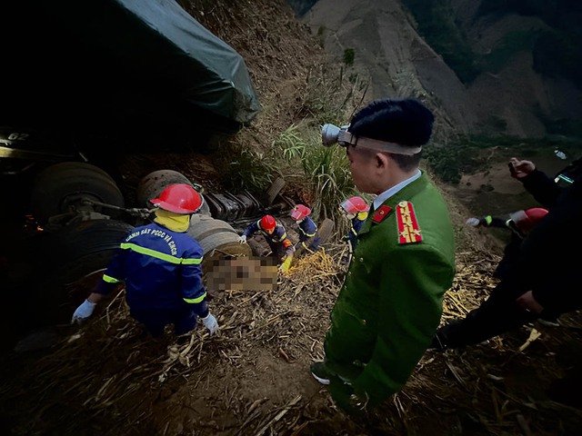 Công an thông tin nguyên nhân vụ 2 người tử vong cạnh ô tô dưới vực sâu- Ảnh 2.