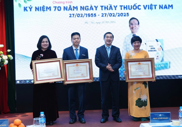 Trao danh hiệu Thầy thuốc Ưu tú cho 3 bác sĩ BV Da liễu Trung ương- Ảnh 2.