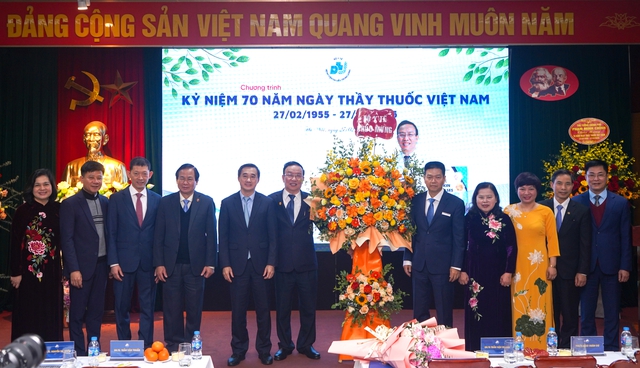 Trao danh hiệu Thầy thuốc Ưu tú cho 3 bác sĩ BV Da liễu Trung ương- Ảnh 1.