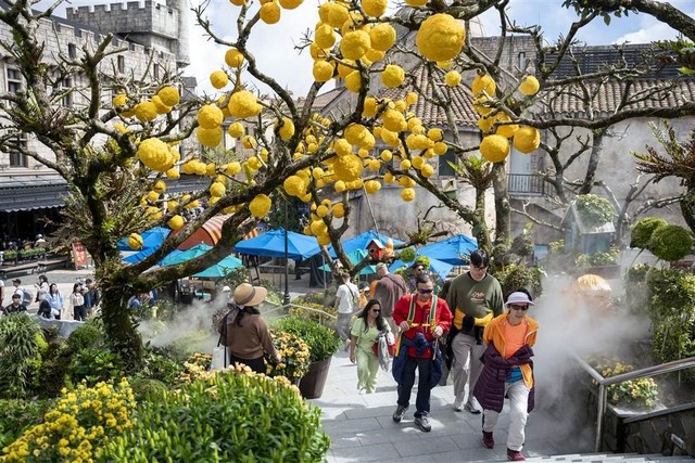 Lần đầu ăn Tết Việt, khách Tây choáng ngợp với độ 'chơi lớn' của các khu du lịch 3 miền- Ảnh 1.