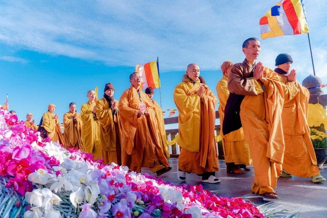 Lần đầu ăn Tết Việt, khách Tây choáng ngợp với độ 'chơi lớn' của các khu du lịch 3 miền- Ảnh 3.