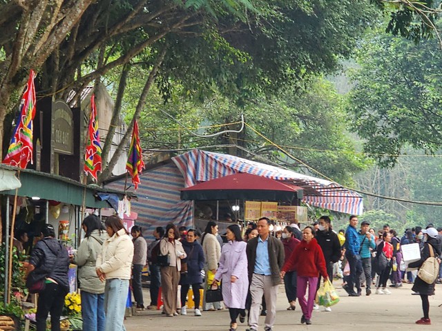 Dòng người đến ngôi đền bên dòng sông Chu cầu may, bán rủi- Ảnh 1.