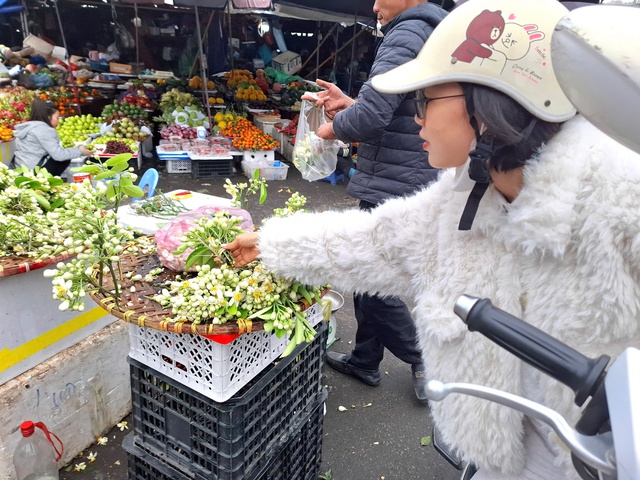 Hoa bưởi đầu mùa được săn đón, đắt nhưng vẫn 'cháy hàng'- Ảnh 2.