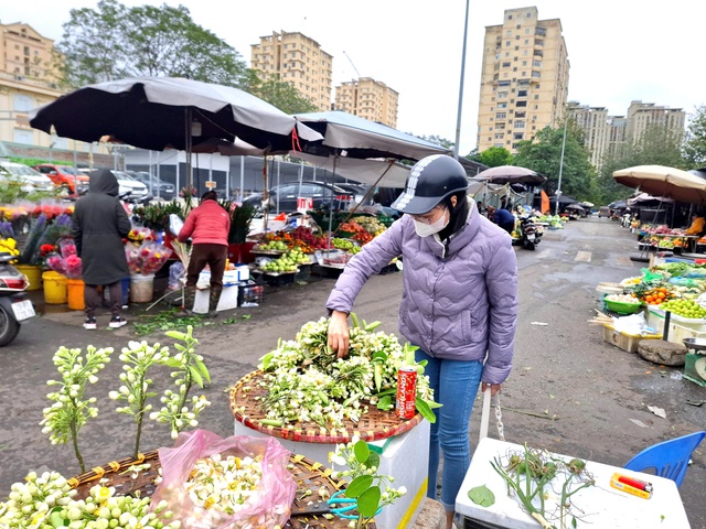 Hoa bưởi đầu mùa được săn đón, đắt nhưng vẫn 'cháy hàng'- Ảnh 3.