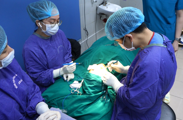 Vùng kín bị khâu 20 mũi, nữ bệnh nhân đau đớn nhập viện cấp cứu- Ảnh 1.