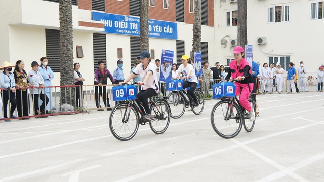 Người nhà bệnh nhân hào hứng tham gia ngày hội quốc tế phụ nữ cùng y bác sĩ bệnh viện Kiến An- Ảnh 2.