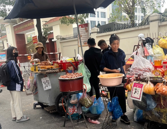 'Xiên bẩn' tràn lan vỉa hè, cẩn thận rước họa vào thân- Ảnh 3.