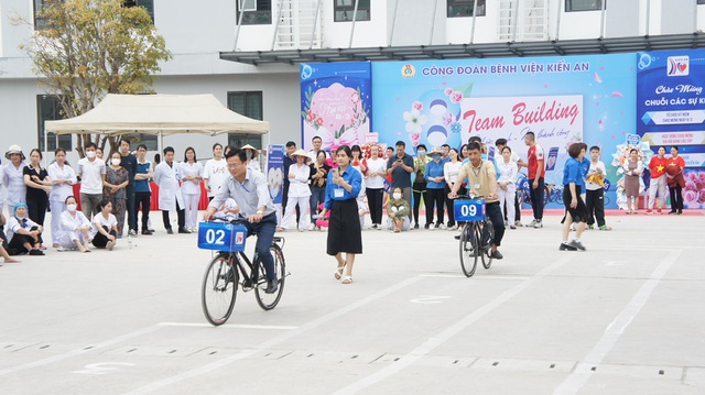 Người nhà bệnh nhân hào hứng tham gia ngày hội quốc tế phụ nữ cùng y bác sĩ bệnh viện Kiến An- Ảnh 1.