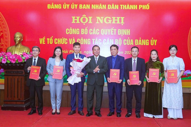 Hải Phòng công bố các Quyết định về tổ chức, công tác cán bộ của Đảng ủy - Ảnh 2.