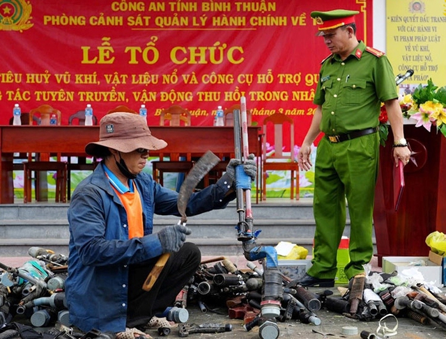 Công an Bình Thuận tiêu hủy hơn 4.000 loại vũ khí, vật liệu nổ và công cụ hỗ trợ- Ảnh 1.