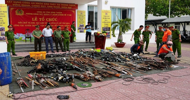 Công an Bình Thuận tiêu hủy hơn 4.000 loại vũ khí, vật liệu nổ và công cụ hỗ trợ- Ảnh 2.