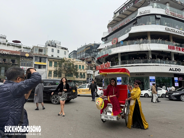 Vượt 40km tranh thủ 'check in' tòa nhà 'Hàm cá mập' trước ngày tháo dỡ- Ảnh 2.