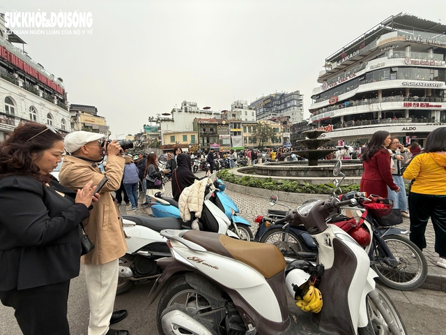 Vượt 40km tranh thủ 'check in' tòa nhà 'Hàm cá mập' trước ngày tháo dỡ- Ảnh 1.