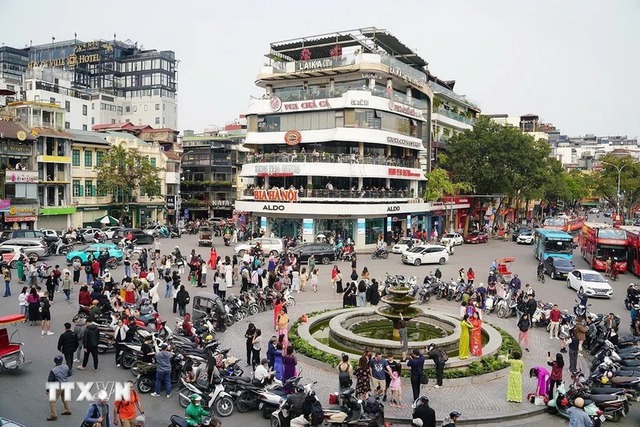 Công an Hà Nội khuyến cáo không đỗ xe, tập trung đông người trước tòa 'Hàm Cá Mập'- Ảnh 1.