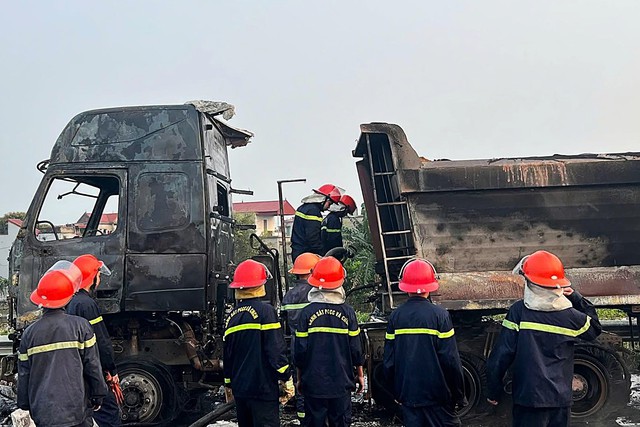 Cháy ô tô đầu kéo gây ùn tắc dài trên cao tốc- Ảnh 3.