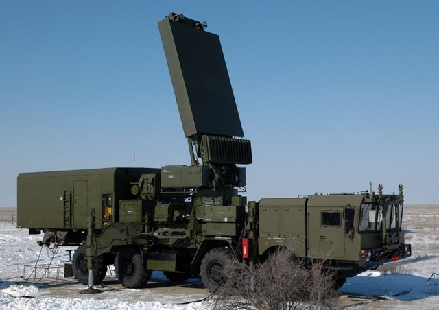 Radar S-400 của Nga cháy rụi trên cao tốc ở Crimea- Ảnh 1.