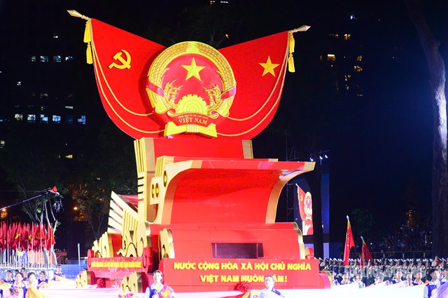 Màn trống hội lớn nhất Việt Nam vang rền tại buổi tổng hợp luyện diễu binh, diễu hành lần 2- Ảnh 15. Màn trống hội lớn nhất Việt Nam vang rền tại buổi tổng hợp luyện diễu binh, diễu hành lần 2- Ảnh 15.