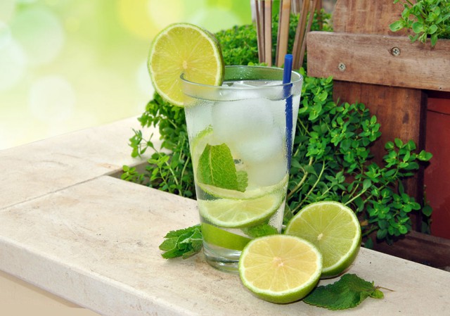 Uống nước chanh vào buổi sáng có giúp thải độc, giảm cân như bạn nghĩ?- Ảnh 2. Uống nước chanh vào buổi sáng có giúp thải độc, giảm cân như bạn nghĩ?- Ảnh 2.