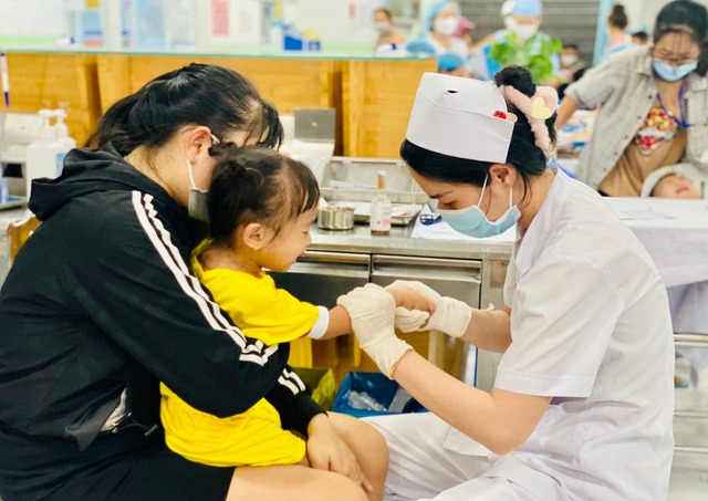 Chính quyền các cấp, ban, ngành phối hợp, hỗ trợ ngành Y tế tăng cường rà soát, quản lý đối tượng tiêm chủng- Ảnh 1.