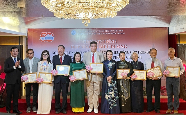 TPHCM biểu dương 50 kiều bào tiêu biểu, có nhiều đóng góp - Ảnh 2. TPHCM biểu dương 50 kiều bào tiêu biểu, có nhiều đóng góp - Ảnh 2.