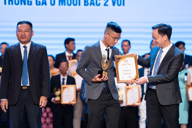 Nỗ lực vì an toàn thực phẩm: Bác 2 Voi và quy trình sản xuất gà ủ muối tối ưu- Ảnh 3. Nỗ lực vì an toàn thực phẩm: Bác 2 Voi và quy trình sản xuất gà ủ muối tối ưu- Ảnh 3.