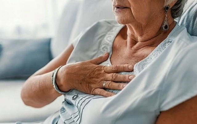 Hiểm hoạ viêm phổi ở người già khi giao mùa- Ảnh 2. Hiểm hoạ viêm phổi ở người già khi giao mùa- Ảnh 2.
