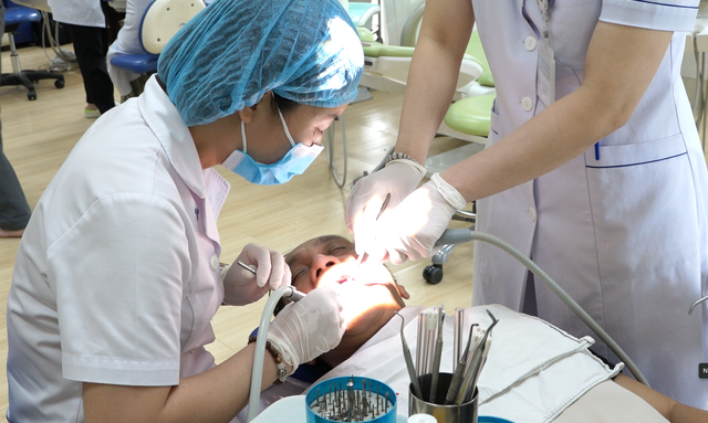 Hạn chế mảng bám cao răng tại nhà bằng cách ăn uống cực đơn giản- Ảnh 2. Hạn chế mảng bám cao răng tại nhà bằng cách ăn uống cực đơn giản- Ảnh 2.