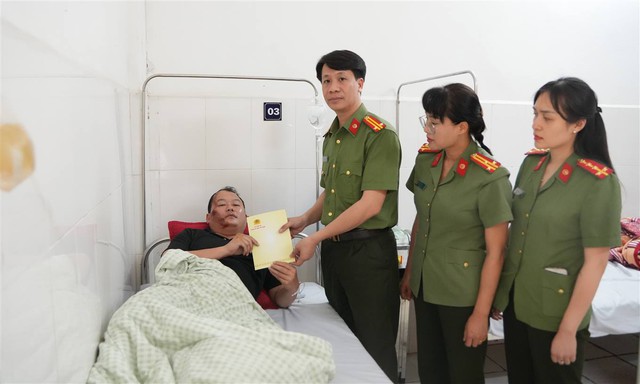 Thiếu niên 16 tuổi bỏ chạy, lạng lách đâm trực diện khiến Thiếu tá CSGT nhập viện- Ảnh 1.