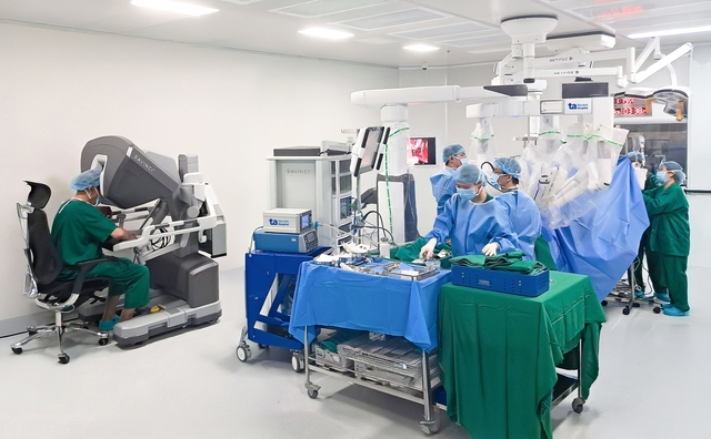 TPHCM có 'Siêu Robot' thế hệ mới hỗ trợ hơn 120 loại phẫu thuật phức tạp- Ảnh 1.