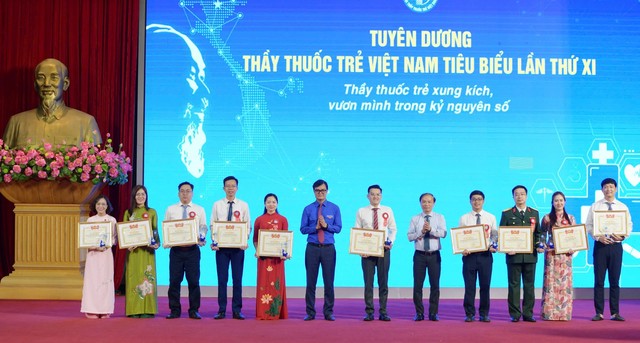 Thầy thuốc không chỉ chữa bệnh mà còn gieo niềm tin, sự bình đẳng trong chăm sóc sức khỏe- Ảnh 2. Thầy thuốc không chỉ chữa bệnh mà còn gieo niềm tin, sự bình đẳng trong chăm sóc sức khỏe- Ảnh 2.