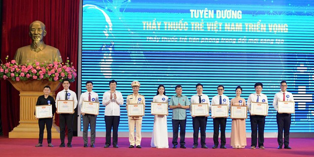Thầy thuốc không chỉ chữa bệnh mà còn gieo niềm tin, sự bình đẳng trong chăm sóc sức khỏe- Ảnh 13. Thầy thuốc không chỉ chữa bệnh mà còn gieo niềm tin, sự bình đẳng trong chăm sóc sức khỏe- Ảnh 13.